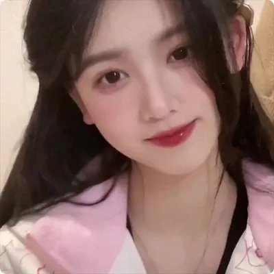 照片中的女孩